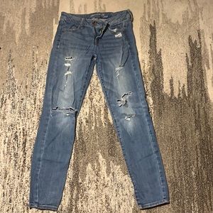 Distressed light wash low-rise American Eagle jegging size 4